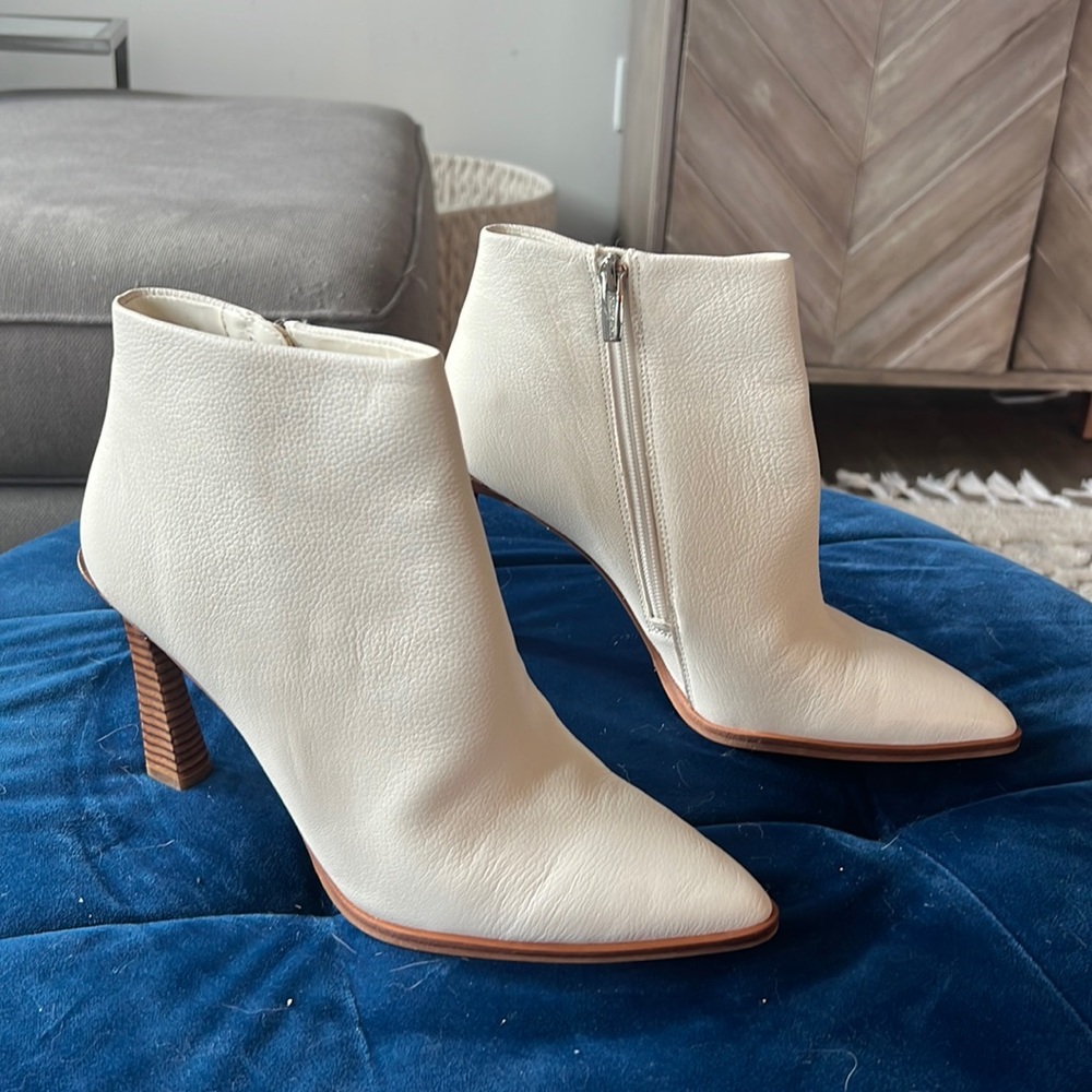 Vince Camuto Pezlee pointed boot buttermilk baby kid shine size 9.5 never worn